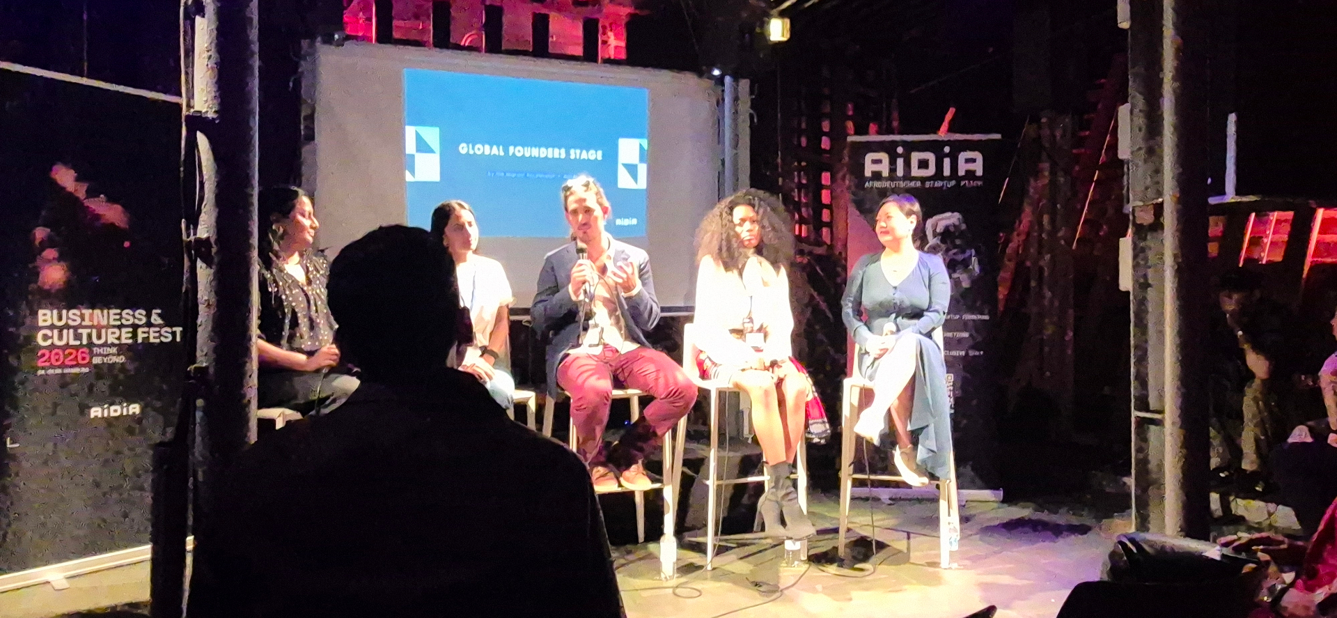 Weitwinkel der Podiumsdiskussion beim YAPA-Meet-Up vor Event-Bannern