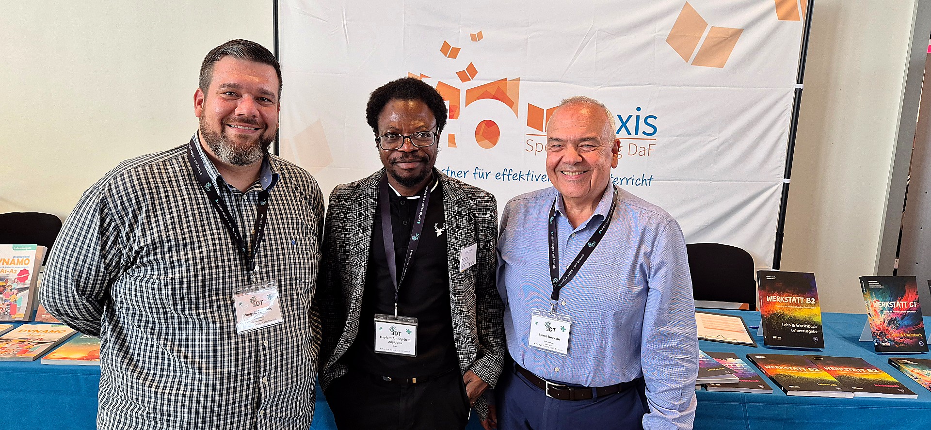 Hayford Anyidoho mit Fachpartnern an einem Stand für Sprachunterricht