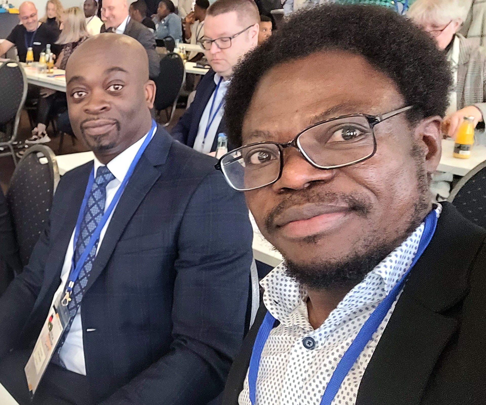 Hayford Anyidoho mit einem Teilnehmer bei einer Fachveranstaltung