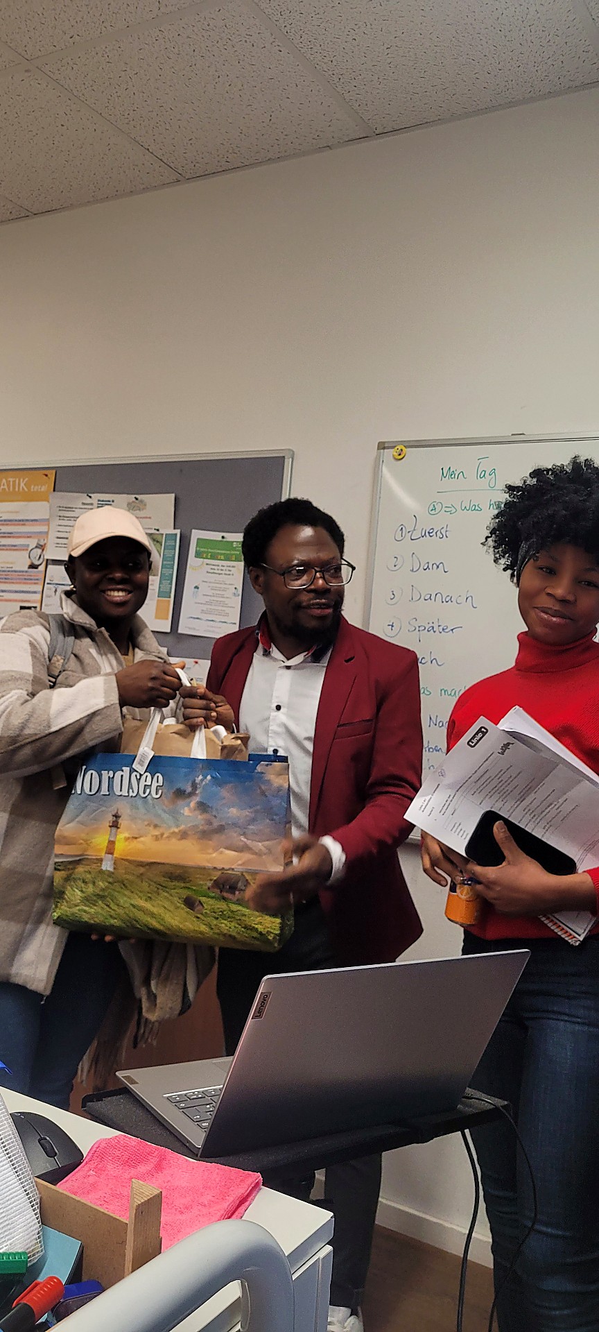 Tutor Hayford Anyidoho mit zwei Teilnehmerinnen nach einem Deutschkurs