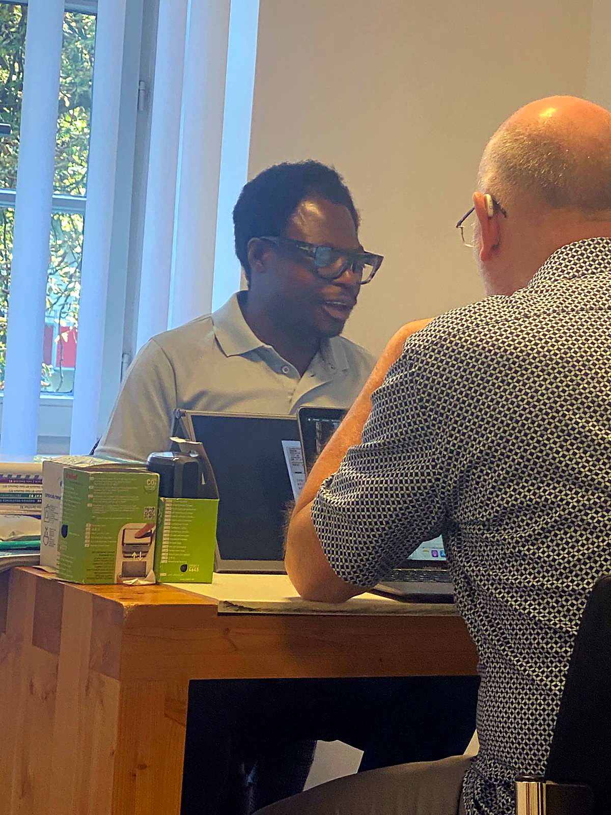 Hayford Anyidoho berät einen Teilnehmer persönlich an einem Arbeitsplatz