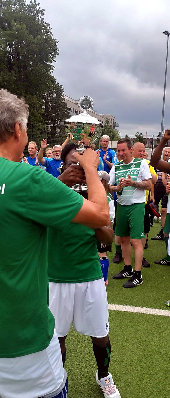 Pokalübergabe bei einem gemeinschaftlichen Fußballturnier in Hamburg