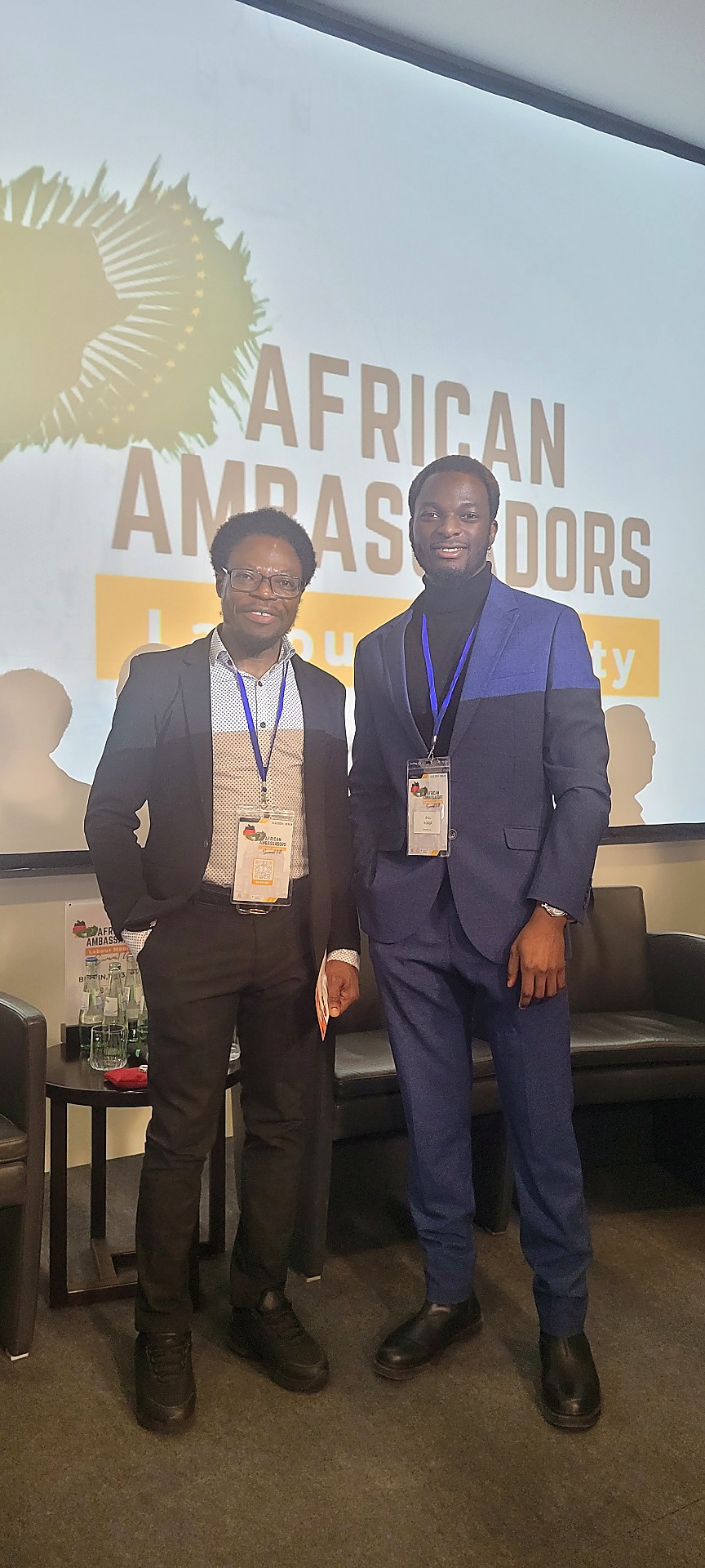 Hayford Anyidoho mit einem Teilnehmer beim African Ambassadors Forum